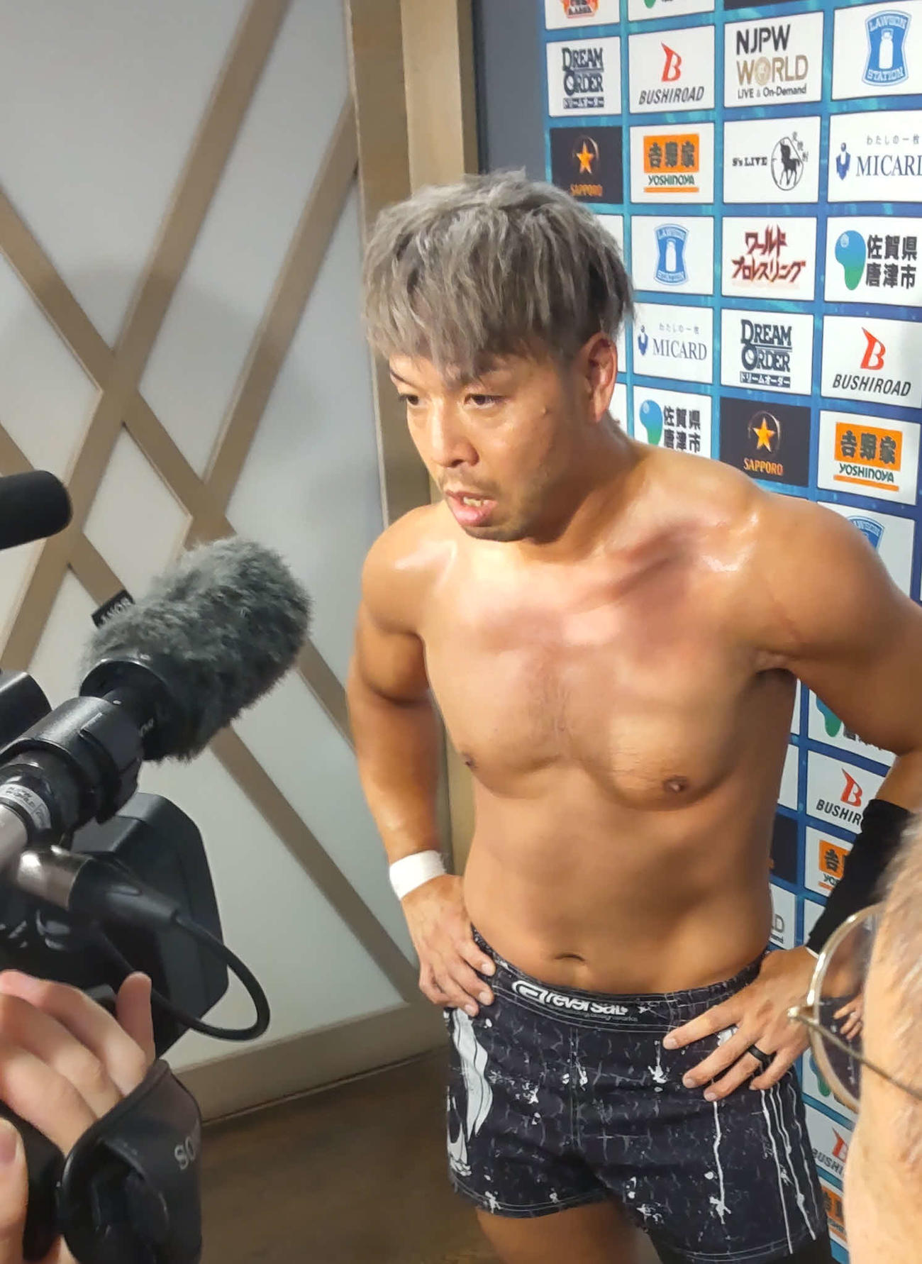 TVカメラマンに「オレは足立は東京とは認めねえ」と主張するKENTA