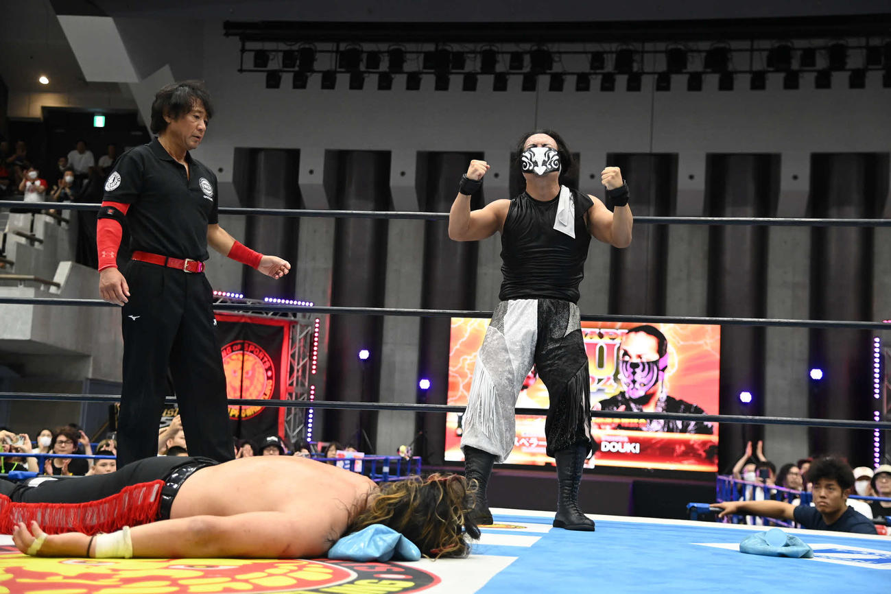 デスペラードを倒してIWGPジュニアヘビー級王座を初戴冠したDOUKI（右）（写真提供・新日本プロレス）