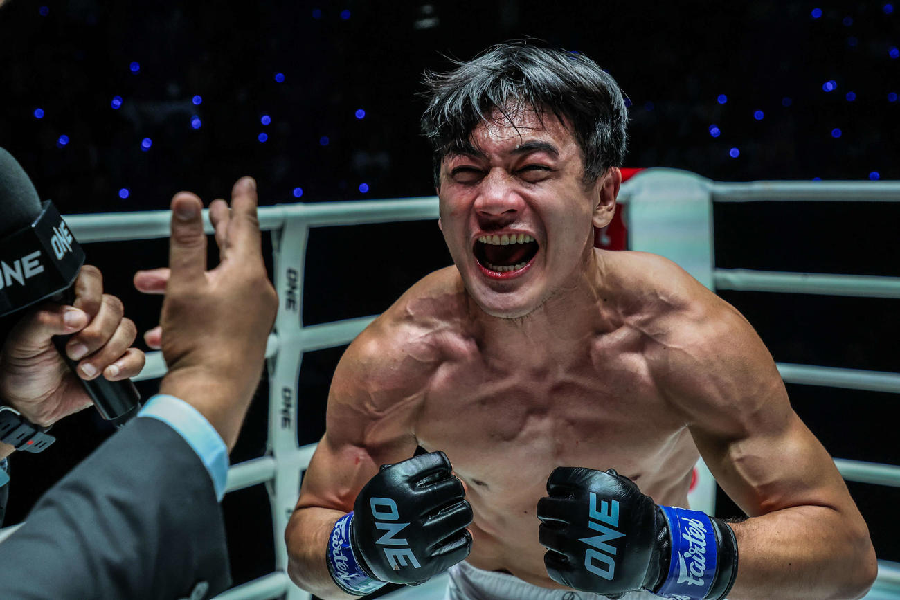 ボーナス獲得に喜ぶ青柳克明　（C）ONE Championship