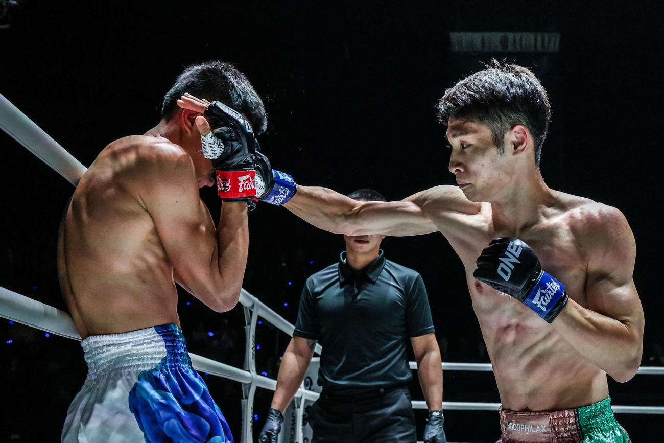 強烈なパンチをたたきこむ大田一航　（C）ONE Championship