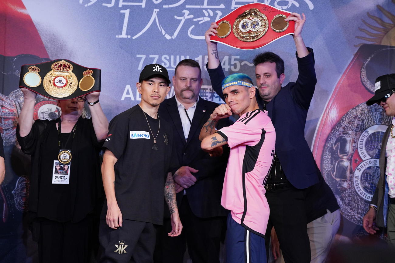 WBA・IBF世界スーパーフライ級王座統一戦、井岡一翔対フェルナンド・マルティネス　前日計量を終えフォトセッションに臨む井岡一翔（左）とフェルナンド・マルティネス（撮影・小沢裕）