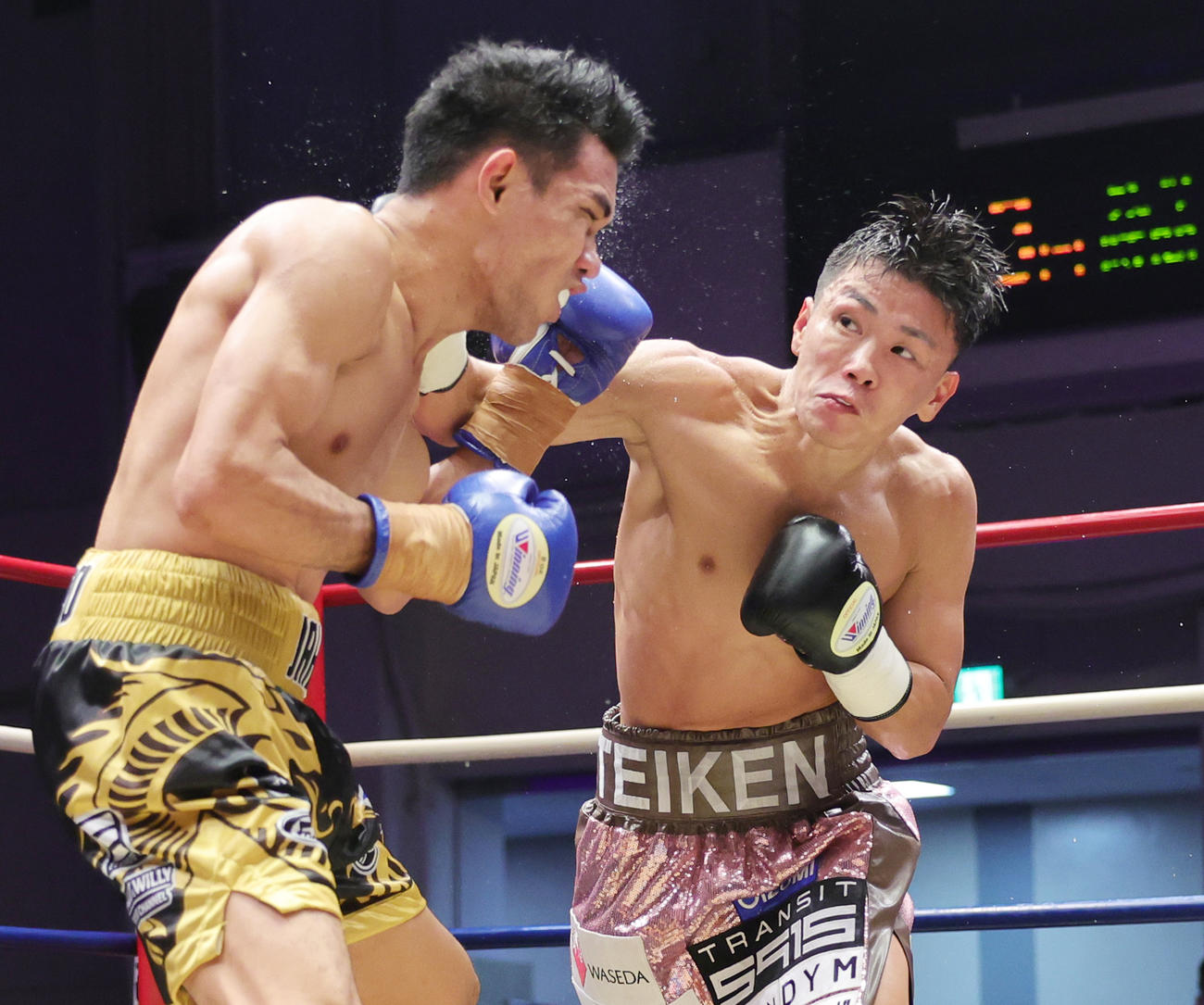 3回、トリニダード（左）にパンチを見舞う岩田（撮影・野上伸悟）