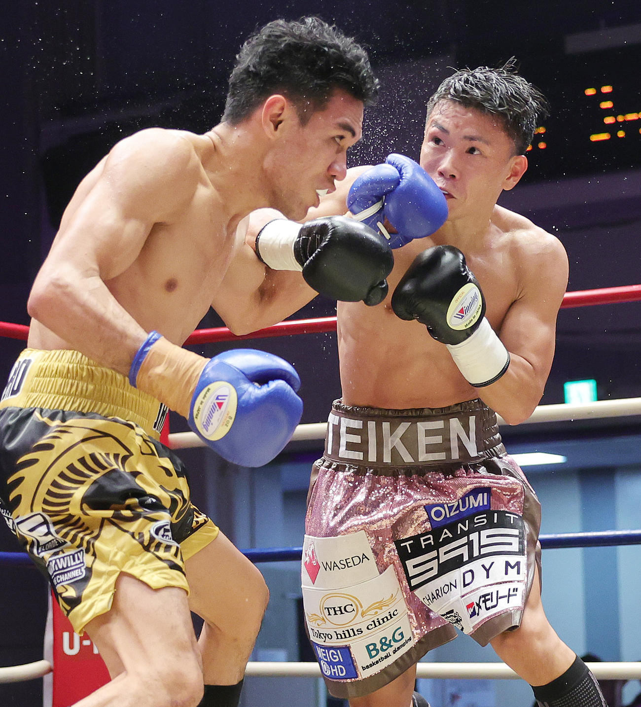 3回、トリニダード（左）にパンチを見舞う岩田（撮影・野上伸悟）