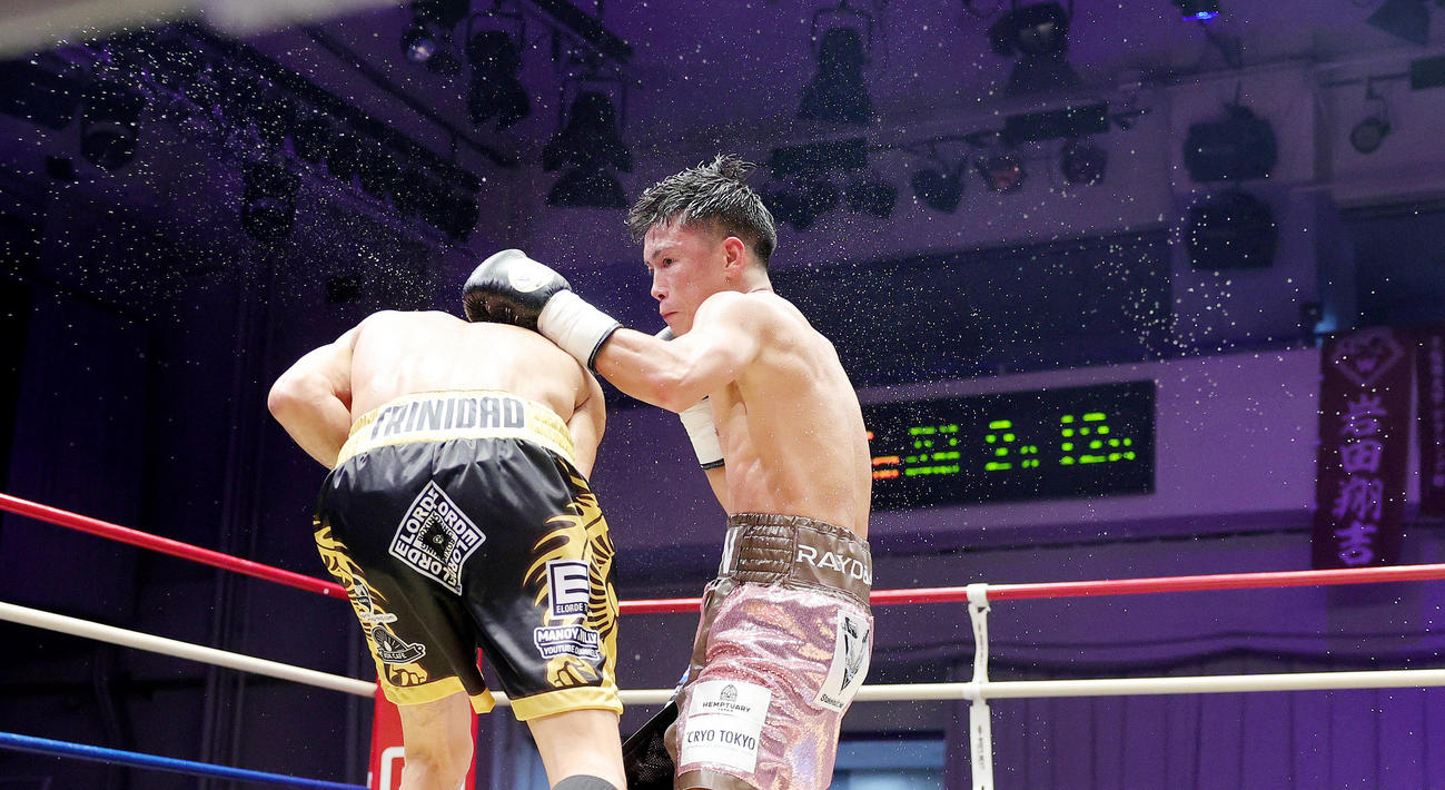 5回、トリニダード（左）と打ちあう岩田（撮影・野上伸悟）
