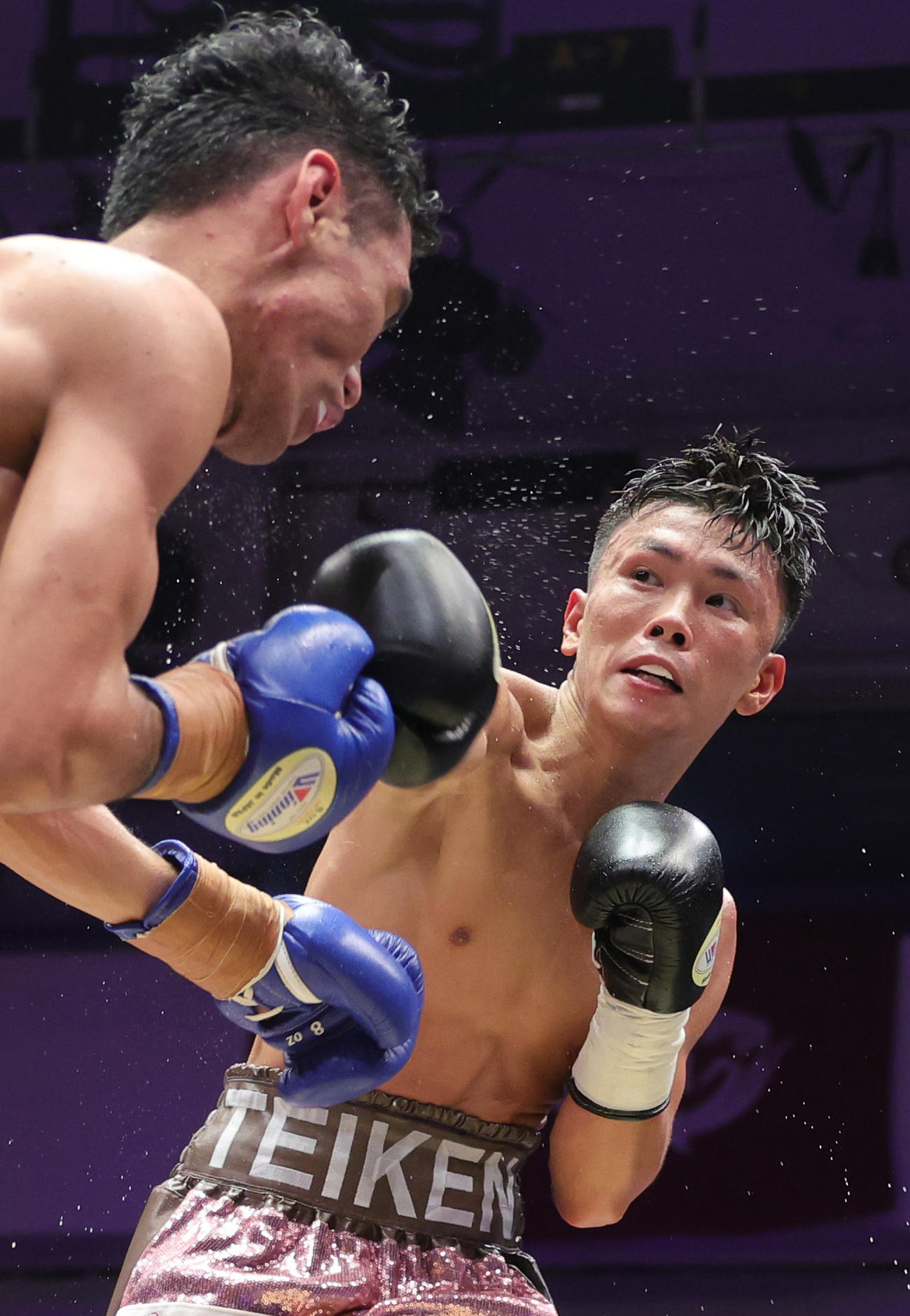 5回、トリニダード（左）と打ちあう岩田（撮影・野上伸悟）