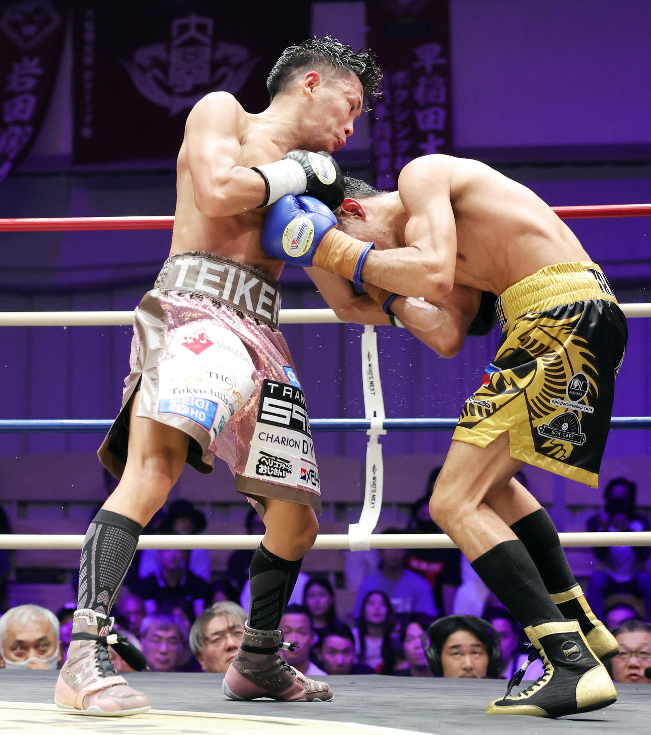 4回、トリニダード（左）にパンチを見舞う岩田（撮影・野上伸悟）