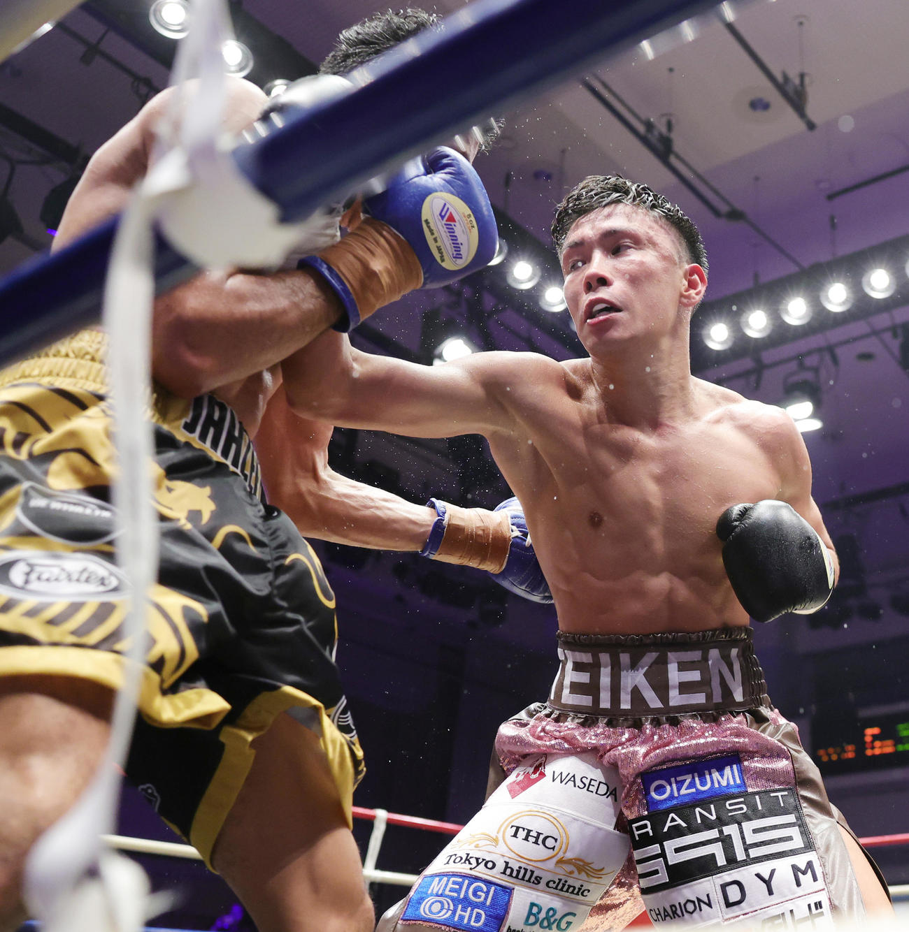 5回、トリニダード（左）にパンチを見舞う岩田（撮影・野上伸悟）