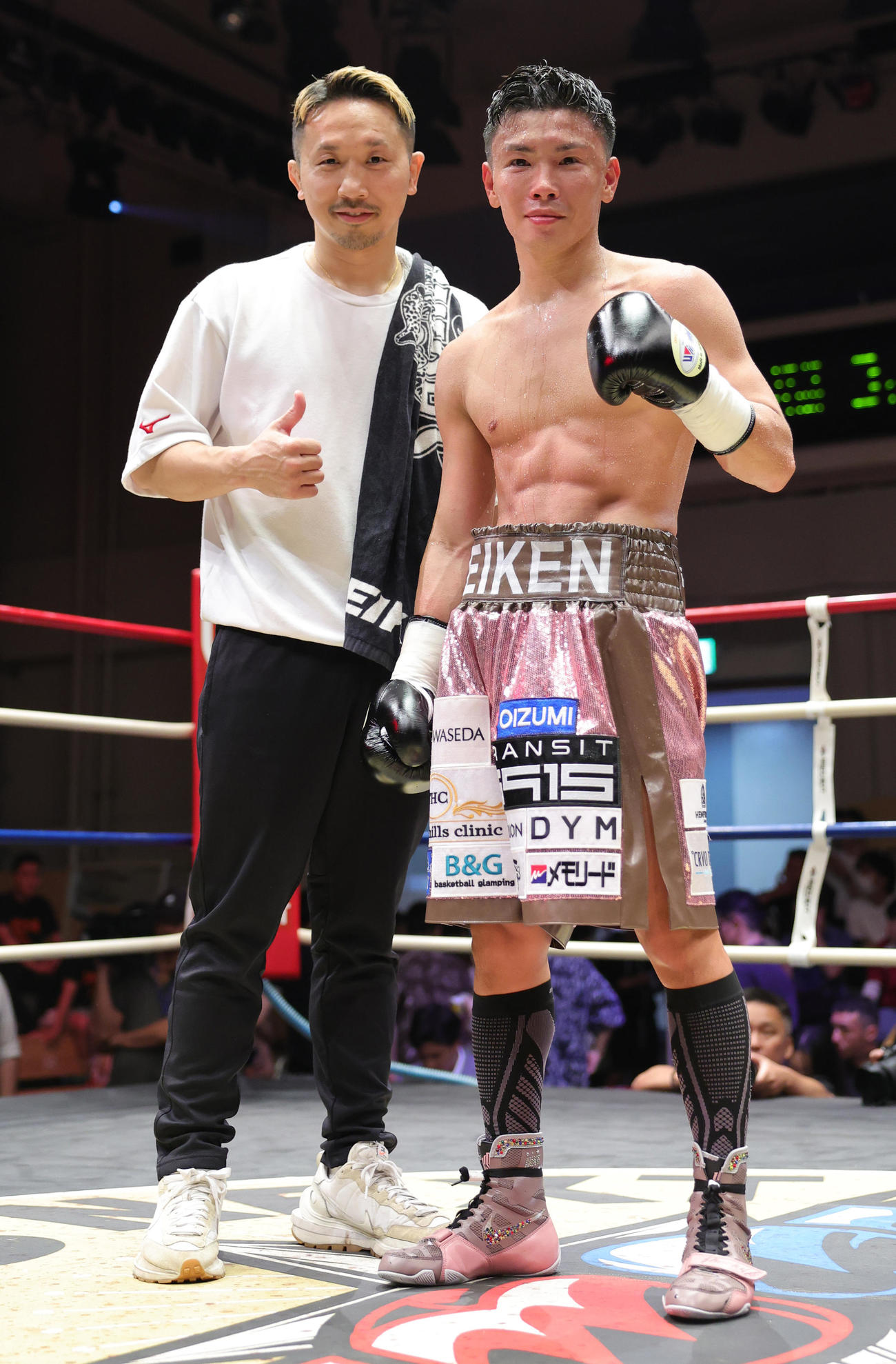 トリニダードに6回TKO勝ちし、粟生トレーナー（左）と喜ぶ岩田（撮影・野上伸悟）