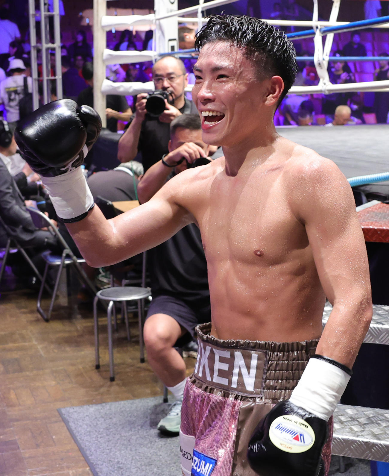 トリニダードに6回TKO勝ちし喜ぶ岩田（撮影・野上伸悟）