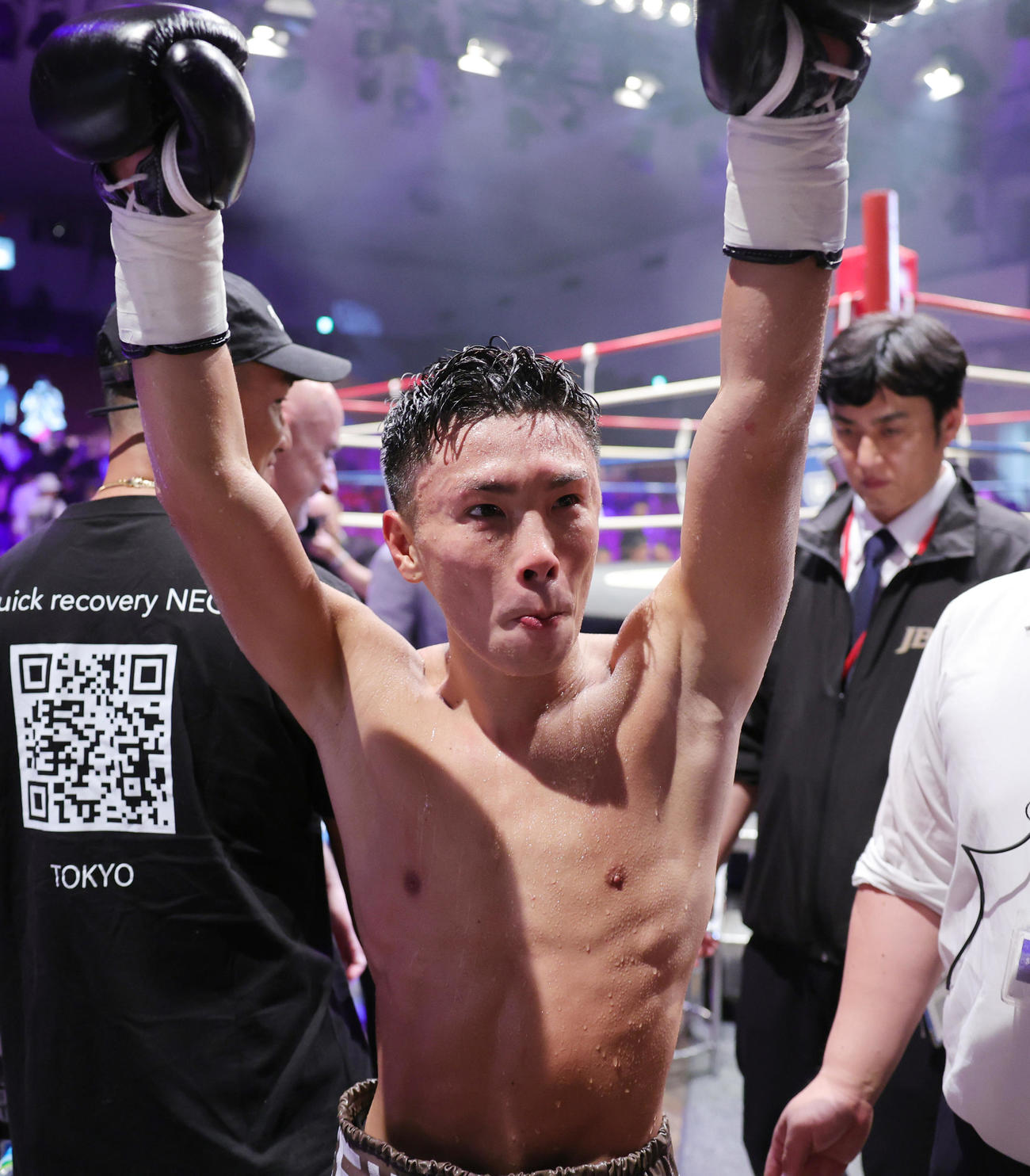 トリニダードに6回TKO勝ちし喜ぶ岩田（撮影・野上伸悟）