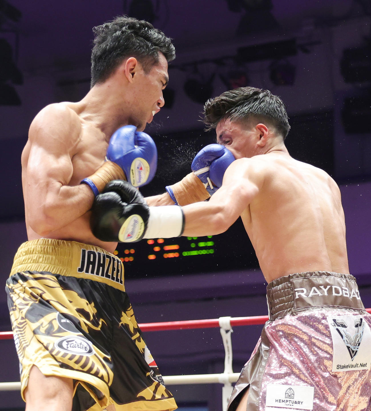 2回、トリニダード（左）と打ちあう岩田（撮影・野上伸悟）