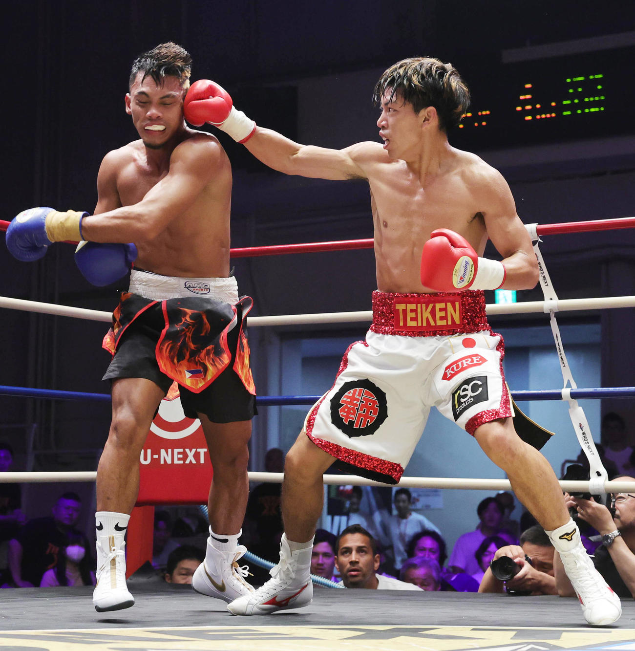 4回、ジェームスワイルド（左）にパンチを見舞う村田（撮影・野上伸悟）