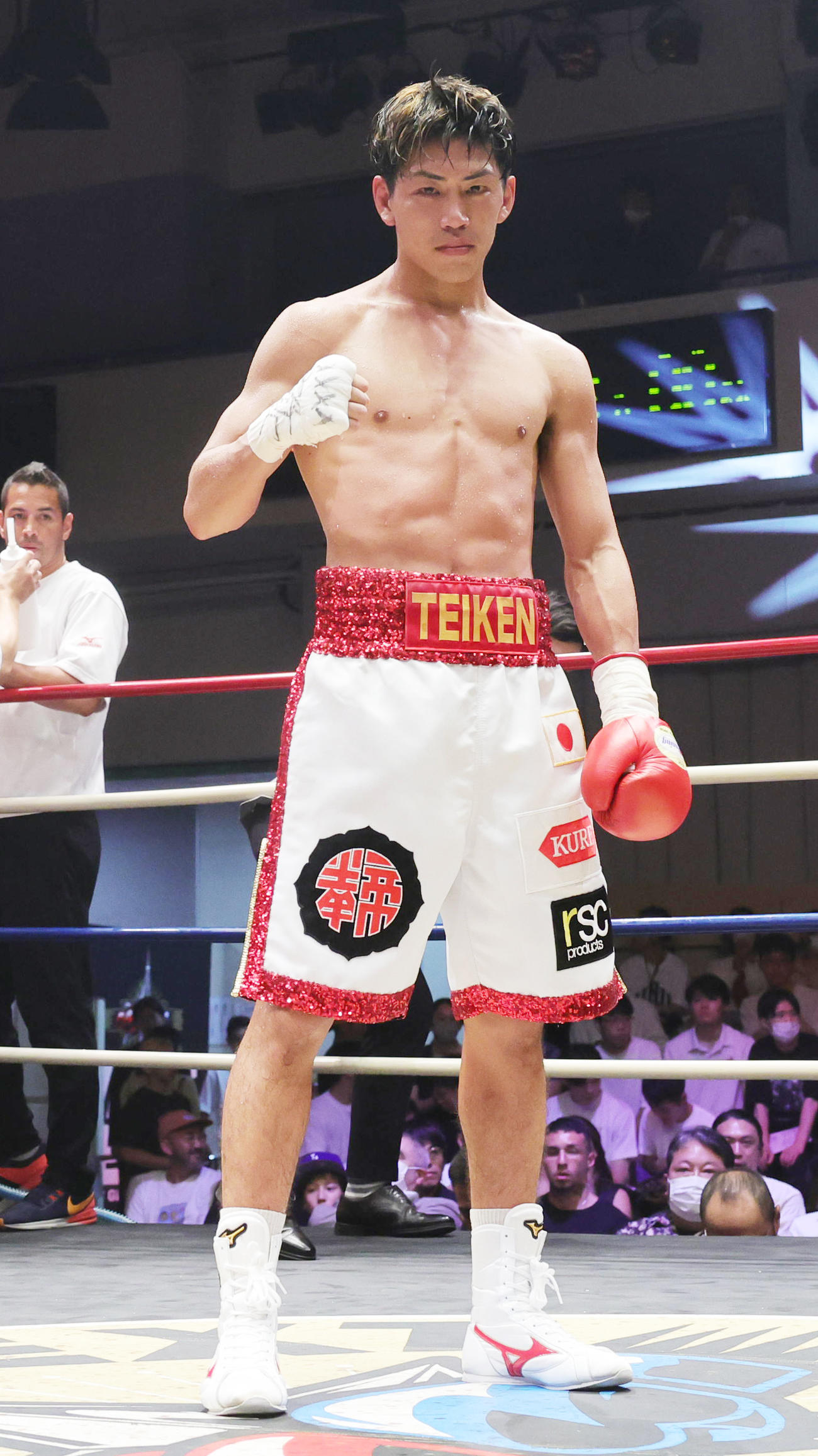 ジェームスワイルドに6回TKO勝ちした村田（撮影・野上伸悟）