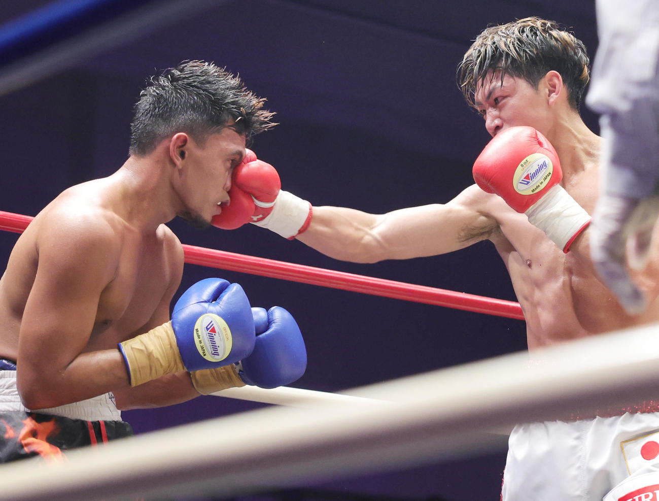 6回、ジェームスワイルド（左）にパンチを見舞う村田（撮影・野上伸悟）