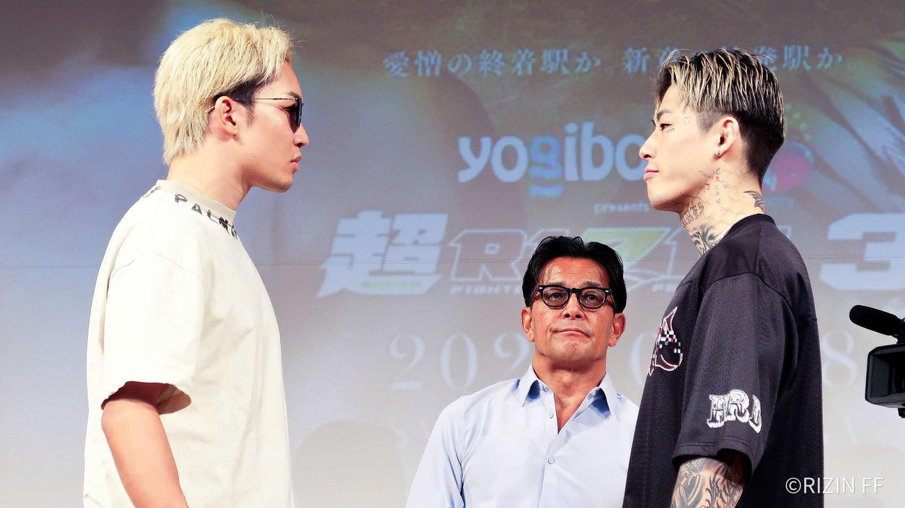 イベント「FACE OFF」でにらみ合った朝倉未来（左）と平本蓮　（C）RIZIN FF