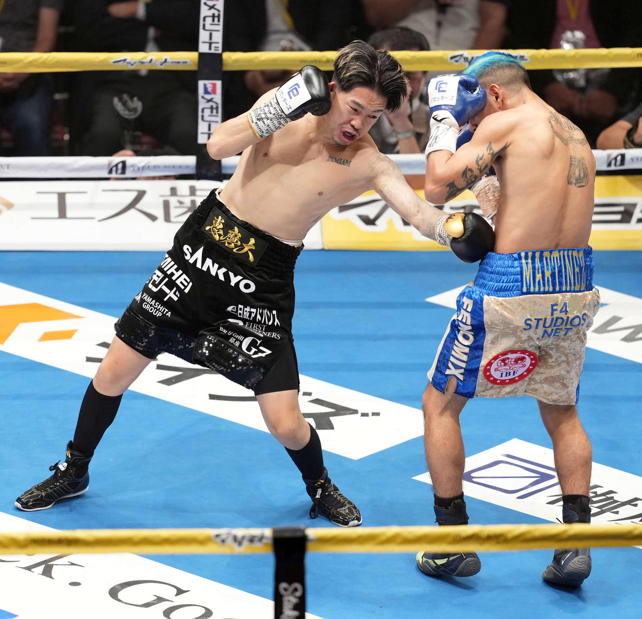WBA・IBF世界スーパーフライ級王座統一戦　1回、フェルナンド・マルティネス（（右）にパンチを見舞う井岡一翔（撮影・たえ見朱実）