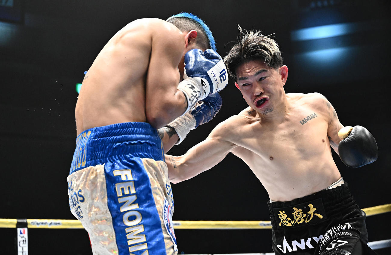 井岡一翔対フェルナンド・マルティネス　3回、ボディを打ち込む井岡（右）（撮影・滝沢徹郎）