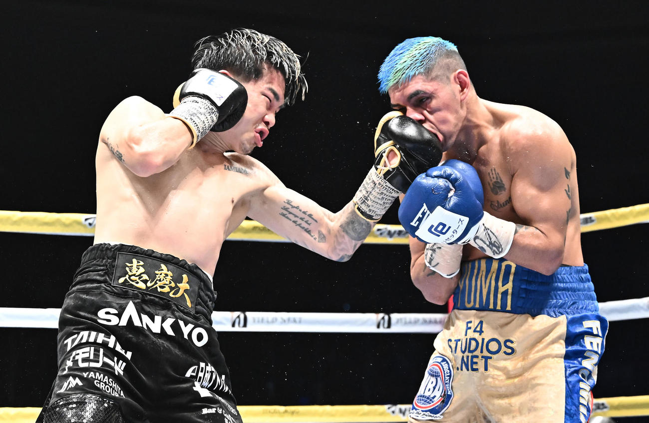 井岡一翔対フェルナンド・マルティネス　8回、マルティネス（右）の顔面を捉える井岡（撮影・滝沢徹郎）