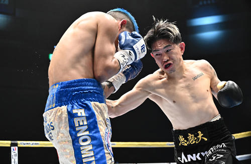 井岡一翔対フェルナンド・マルティネス 3回、ボディを打ち込む井岡(右)(撮影・滝沢徹郎)