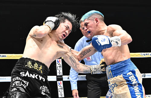 井岡一翔対フェルナンド・マルティネス 5回、ボディを打ち込む井岡(左)(撮影・滝沢徹郎)