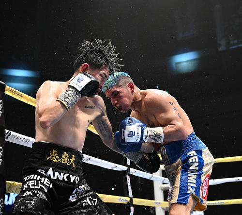井岡一翔対フェルナンド・マルティネス 8回、打ち合いながらボディを捉える井岡(左)(撮影・滝沢徹郎)