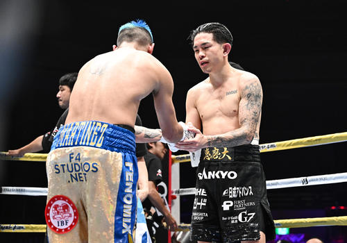 井岡一翔対フェルナンド・マルティネス 12回を闘い終え、マルティネス(左)と健闘をたたえ合う井岡(撮影・滝沢徹郎)