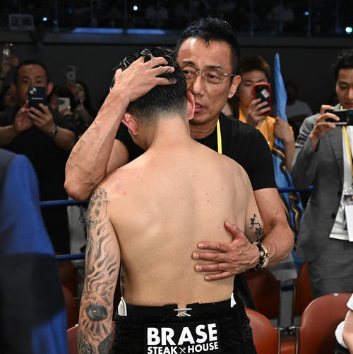試合後、マルティネスに敗れた井岡(手前)を抱き締める長渕剛(撮影・滝沢徹郎)