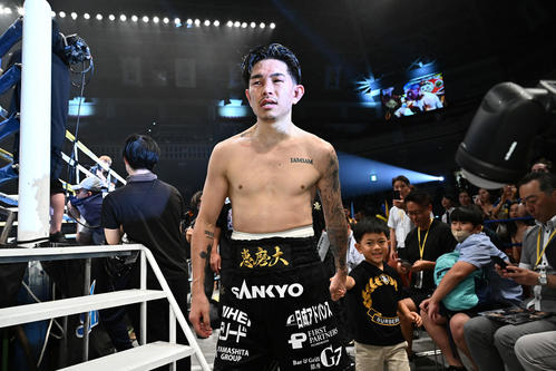 マルティネスとの統一戦に敗れた井岡は息子と共に会場を後にする(撮影・滝沢徹郎)