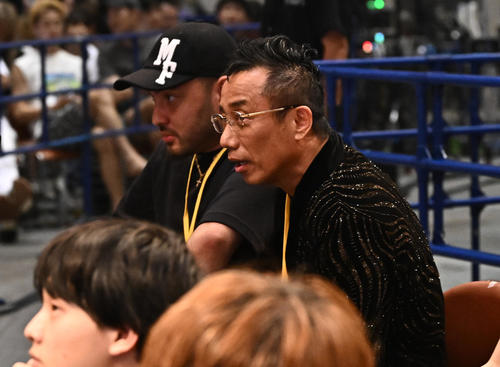 井岡一翔対フェルナンド・マルティネス リングサイドの長渕剛(撮影・滝沢徹郎)