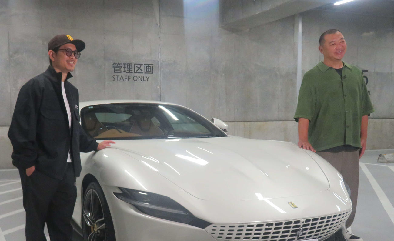 ABEMAの企画で愛車フェラーリ・ローマでTKO木下（右）のもとに登場したWBA世界スーパーフライ級王者井岡一翔