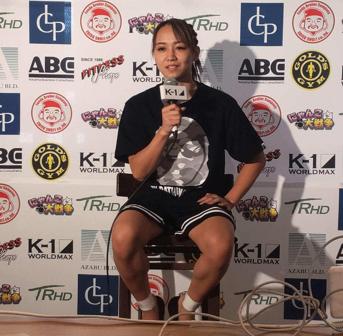 試合後の記者会見で反省の言葉を口にする松谷綺