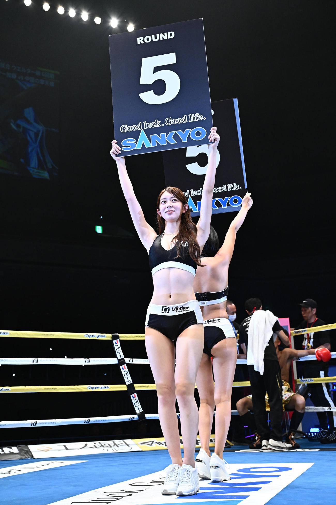 ラウンドガールを務める上原沙弓理（撮影・滝沢徹郎）