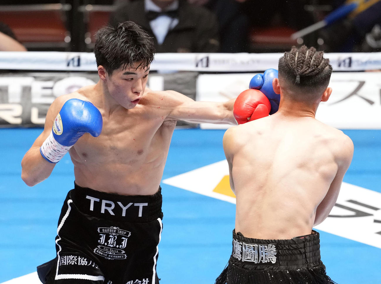 53キロ契約6回戦　2回、ワン・ハオにパンチを見舞いダウンを奪う横山葵海（撮影・たえ見朱実）