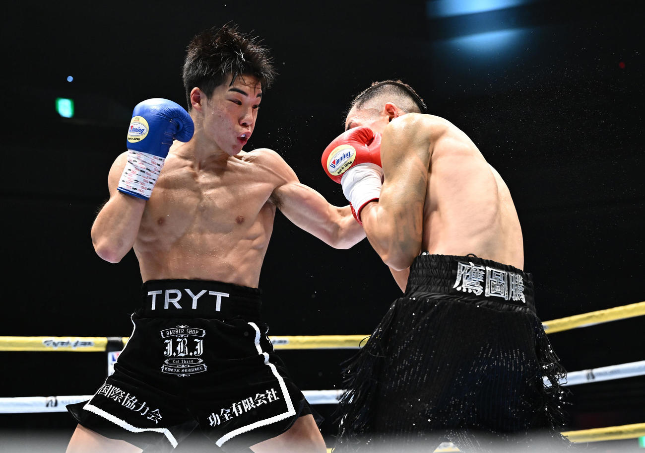 横山葵海対ワン・ハオ　1回、ワン・ハオ（右）にパンチを打ち込む横山（撮影・滝沢徹郎）