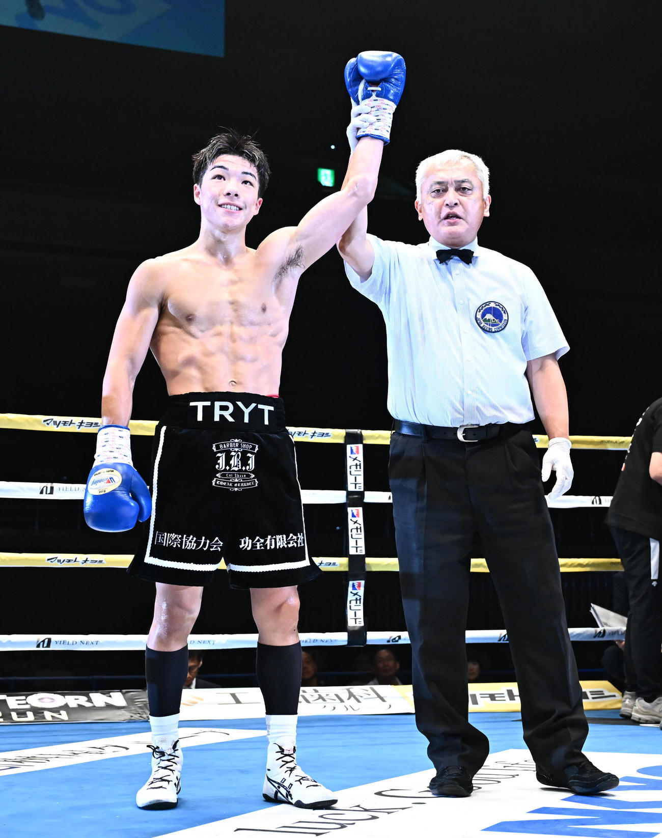 横山葵海対ワン・ハオ　KO勝ちし勝ち名乗りを受ける横山（左）（撮影・滝沢徹郎）