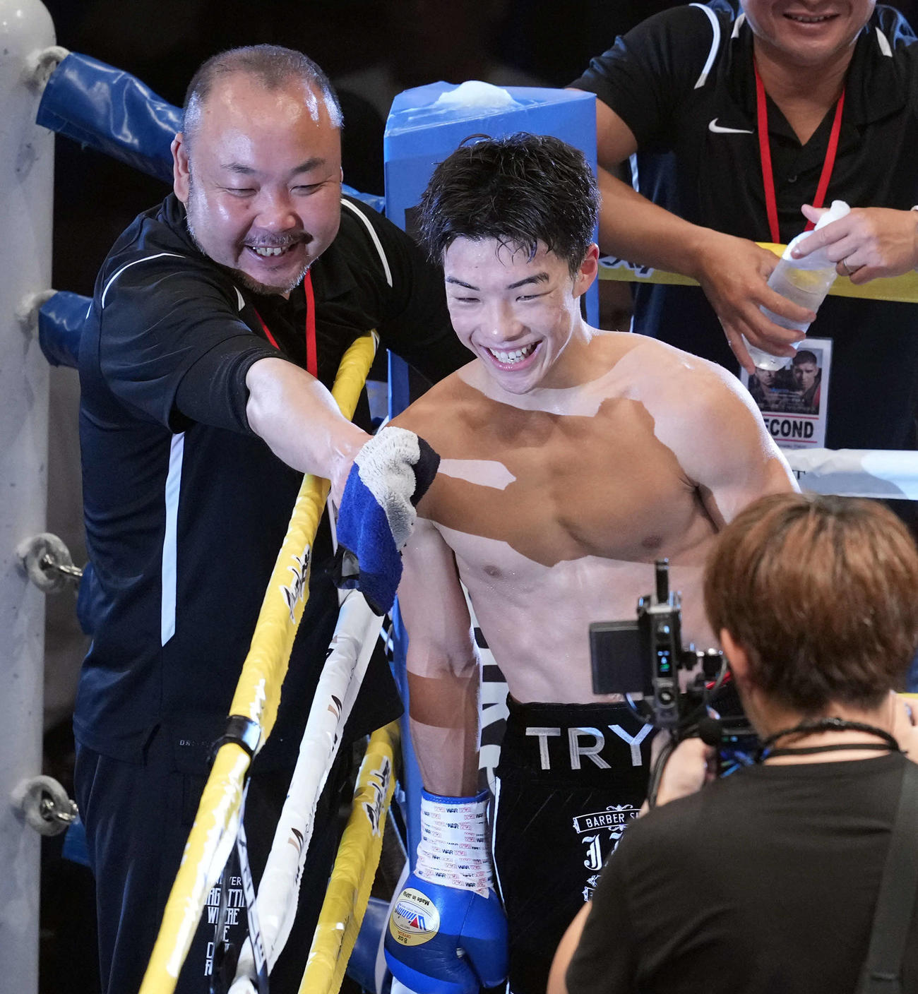 53キロ契約6回戦　プロデビュー戦を勝利で飾り笑顔を見せる横山葵海（撮影・たえ見朱実）