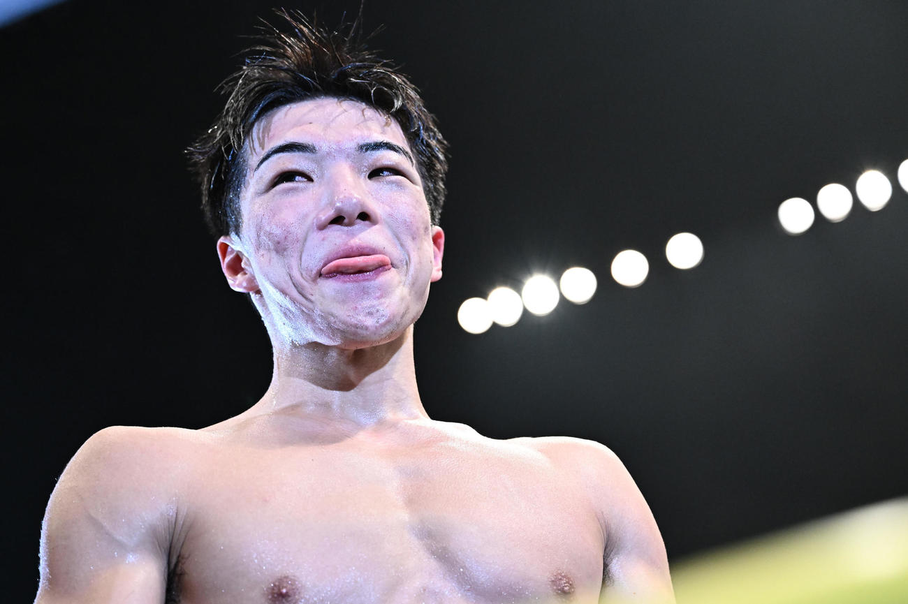 横山葵海対ワン・ハオ　2回KO勝ちで笑顔を見せる横山（撮影・滝沢徹郎）