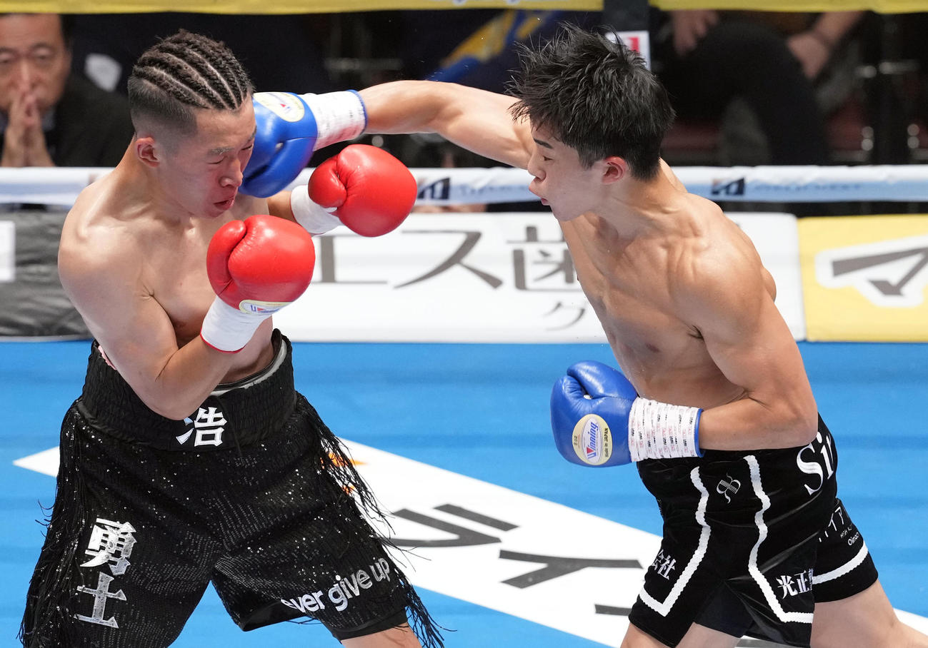 53キロ契約6回戦　1回、ワン・ハオ（左）にパンチを見舞う横山葵海（撮影・たえ見朱実）