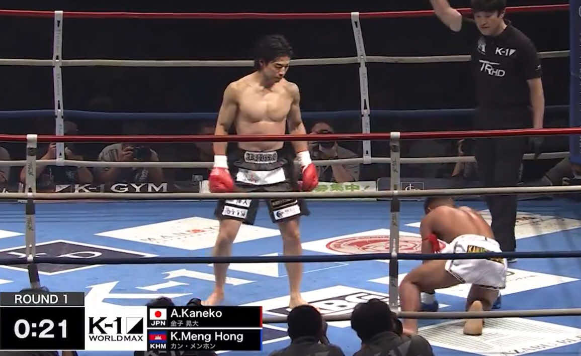ローキックで最初のダウンを奪った金子晃大（左）　（C）K－1（C）AbemaTV,Inc.