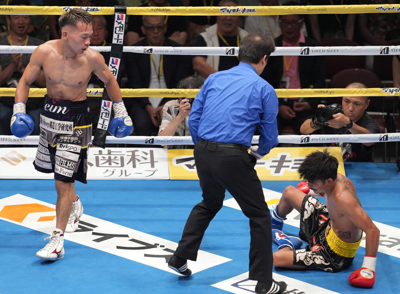 スーパーフェザー級8回戦　4回、ウィーラワット・ヌーレ（右）にパンチを見舞い3回目のダウンを奪う堤聖也（撮影・たえ見朱実）