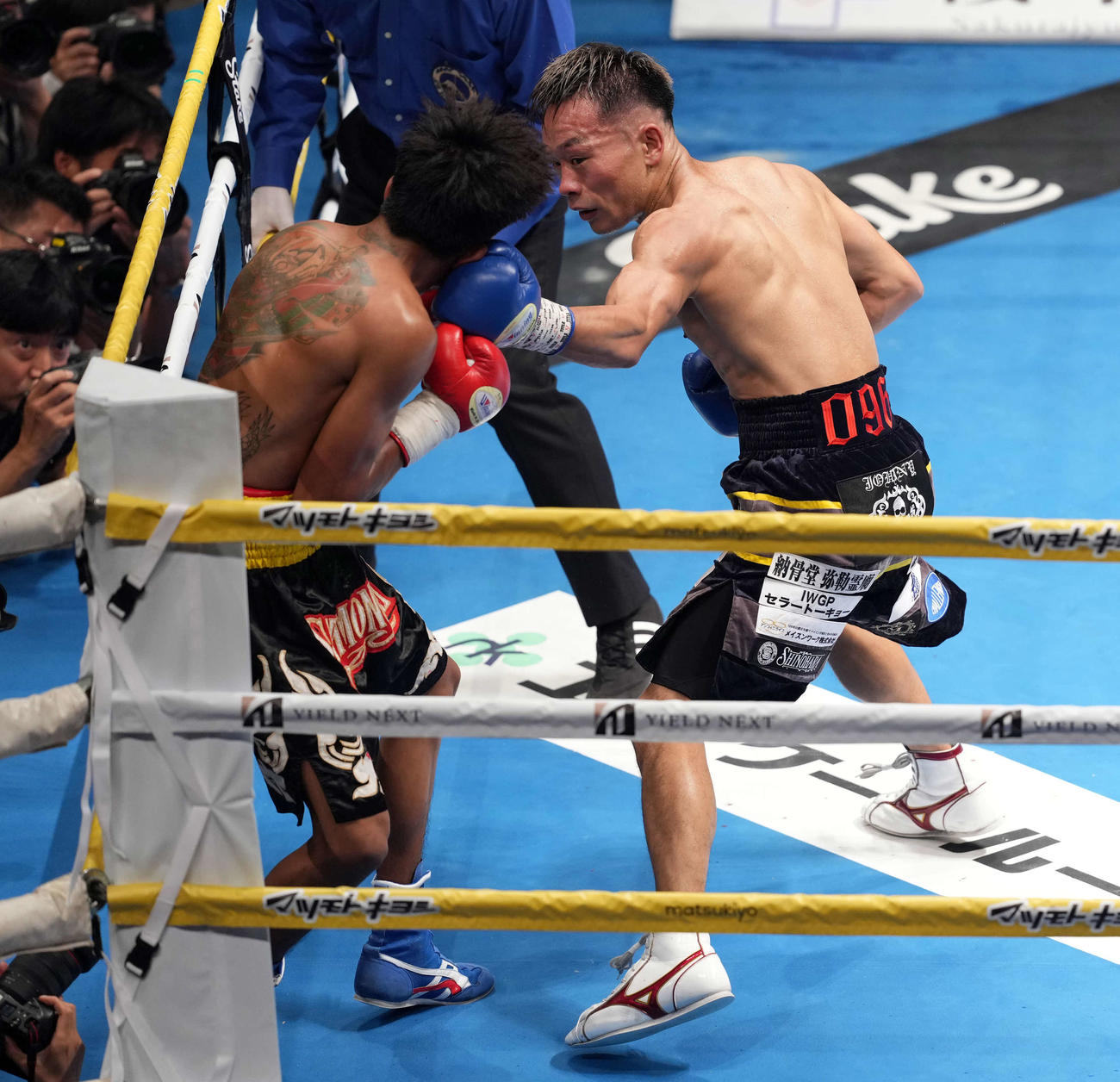 スーパーフェザー級8回戦　3回、ウィーラワット・ヌーレ（左）にパンチを見舞い2回目のダウンを奪う堤聖也（撮影・たえ見朱実）