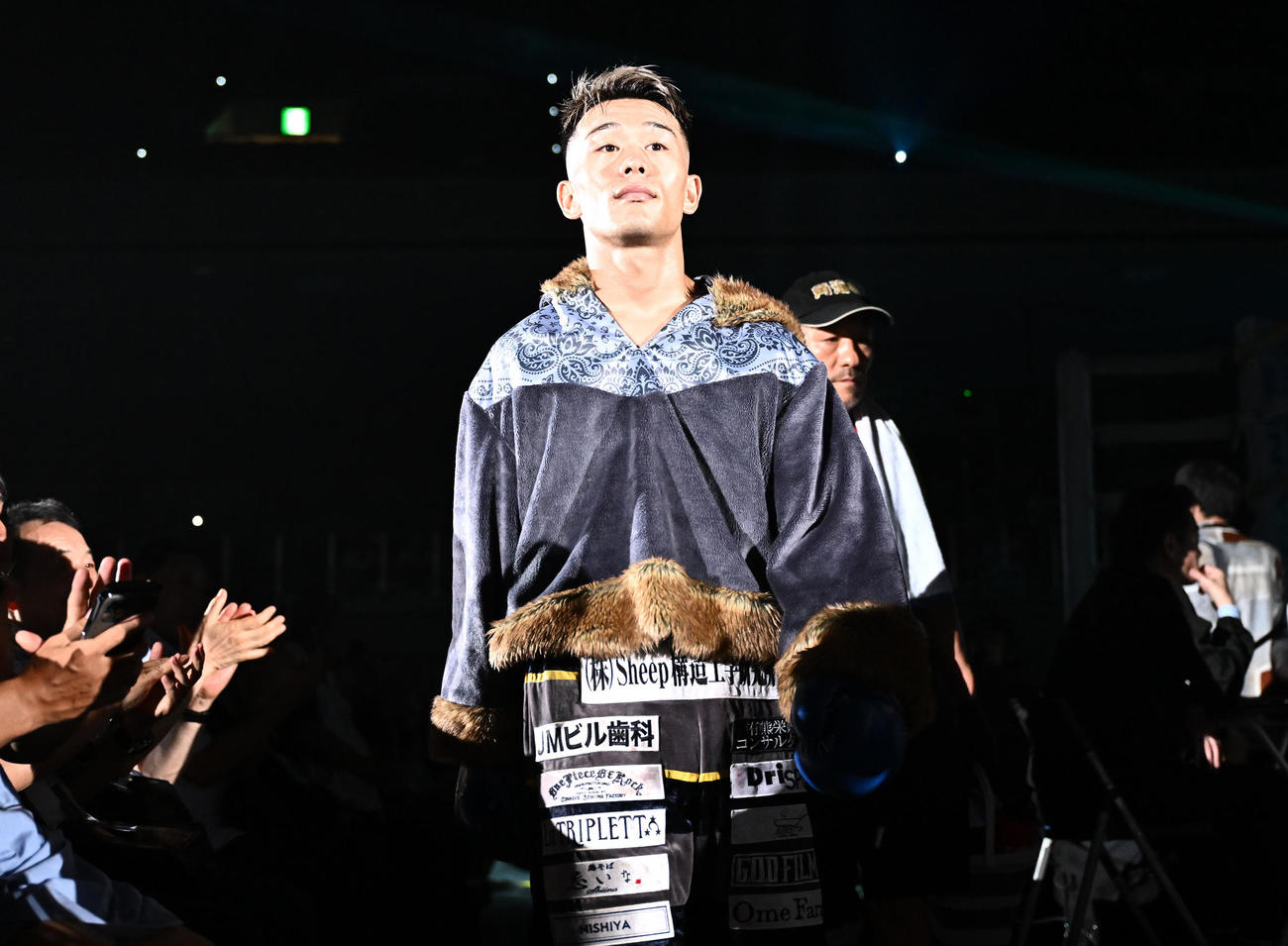 堤聖也対ウィーラワット・ヌーレ　入場する堤（撮影・滝沢徹郎）