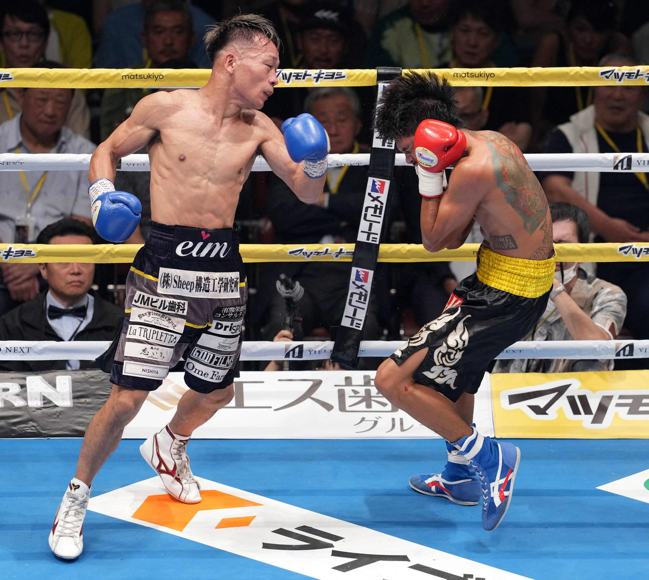 スーパーフェザー級8回戦　4回、ウィーラワット・ヌーレ（右）にパンチを見舞い3回目のダウンを奪う堤聖也（撮影・たえ見朱実）