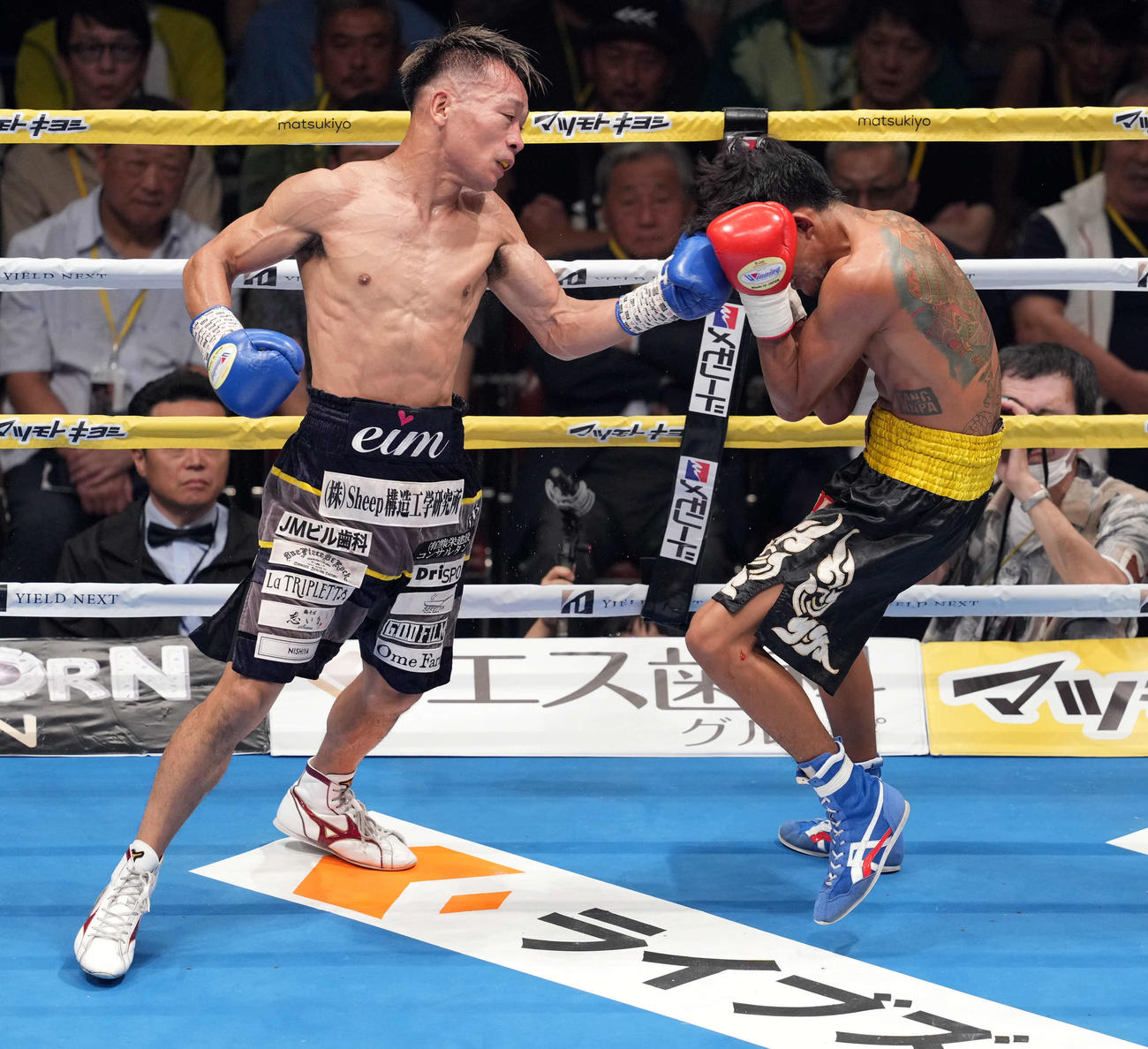 スーパーフェザー級8回戦　4回、ウィーラワット・ヌーレ（右）にパンチを見舞い3回目のダウンを奪う堤聖也（撮影・たえ見朱実）