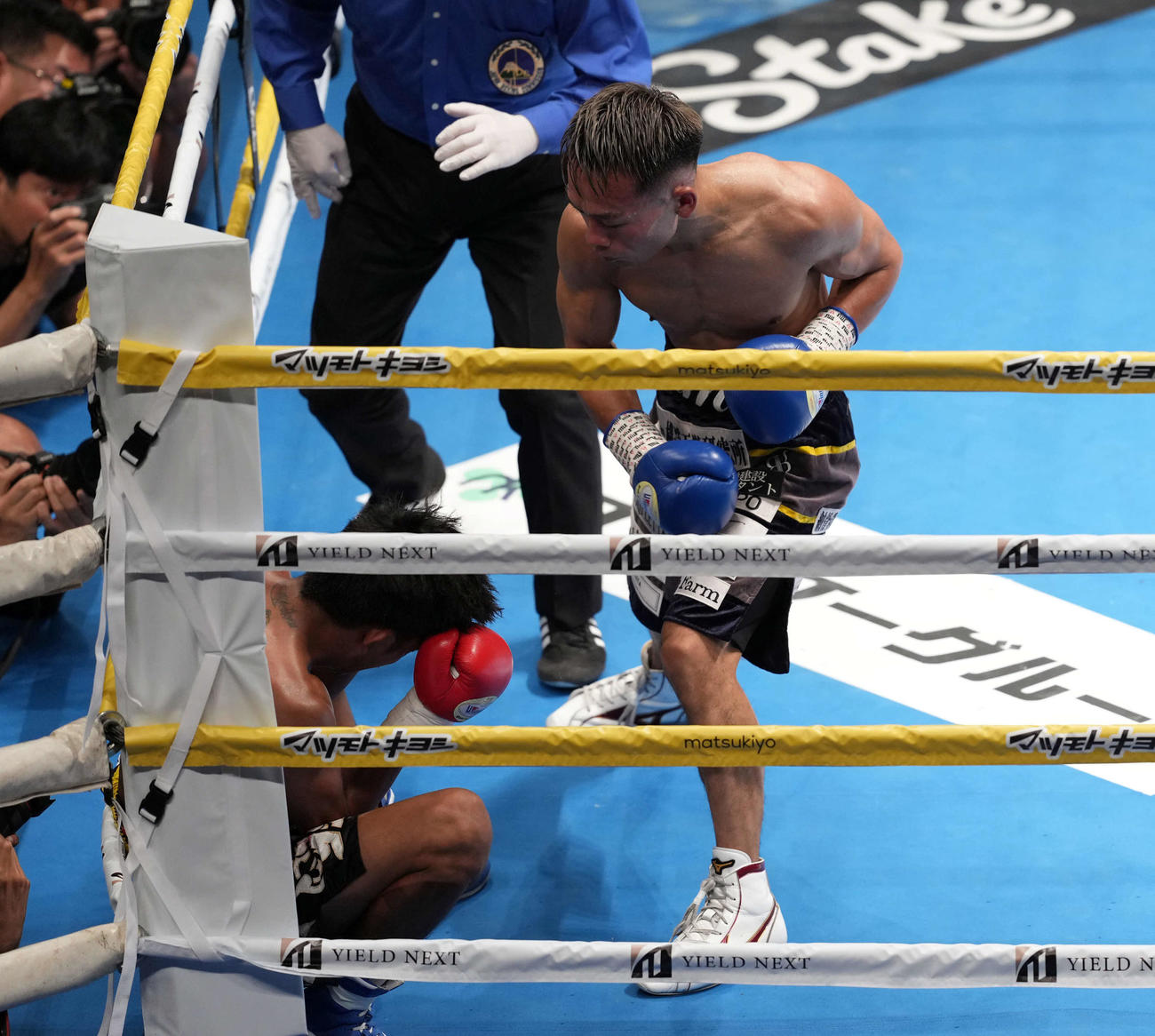 スーパーフェザー級8回戦　3回、ウィーラワット・ヌーレ（左）にパンチを見舞い2回目のダウンを奪う堤聖也（撮影・たえ見朱実）