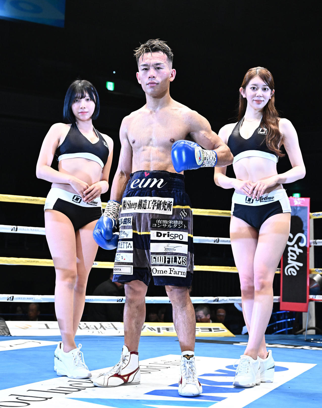 堤聖也対ウィーラワット・ヌーレ　4回KO勝ちで写真に納まる堤（中央）、三橋くん（左）、上原沙弓理（撮影・滝沢徹郎）