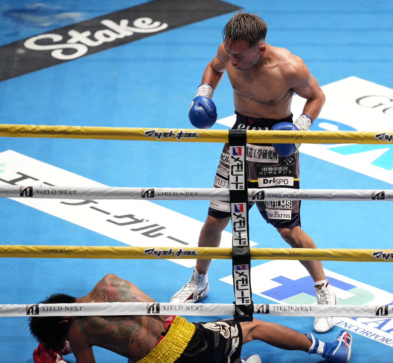スーパーフェザー級8回戦　4回、ウィーラワット・ヌーレから4回目のダウンを奪う堤聖也（撮影・たえ見朱実）