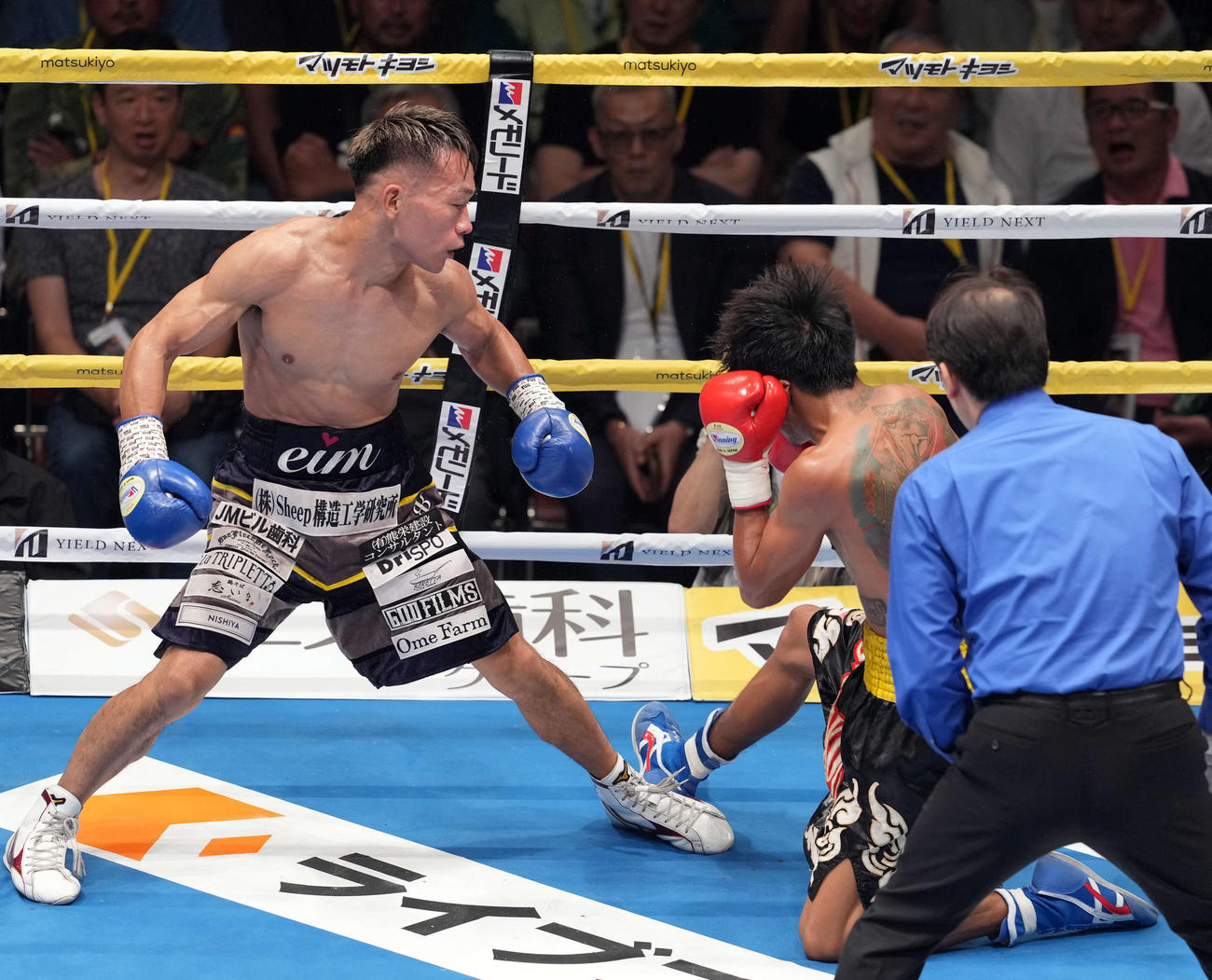 スーパーフェザー級8回戦　4回、ウィーラワット・ヌーレ（右）にパンチを見舞い3回目のダウンを奪う堤聖也（撮影・たえ見朱実）