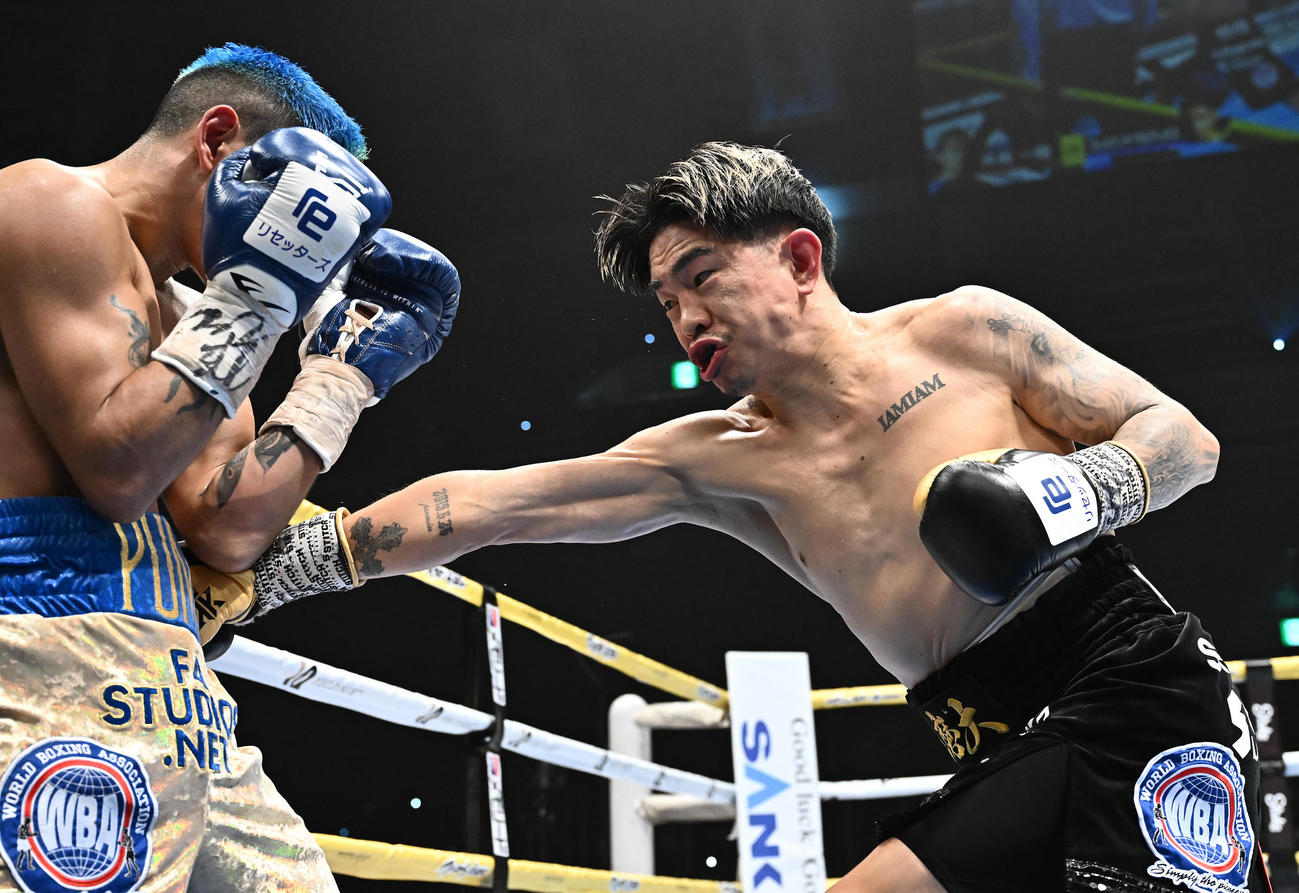 井岡一翔対フェルナンド・マルティネス　3回、ボディを打ち込む井岡（右）（撮影・滝沢徹郎）