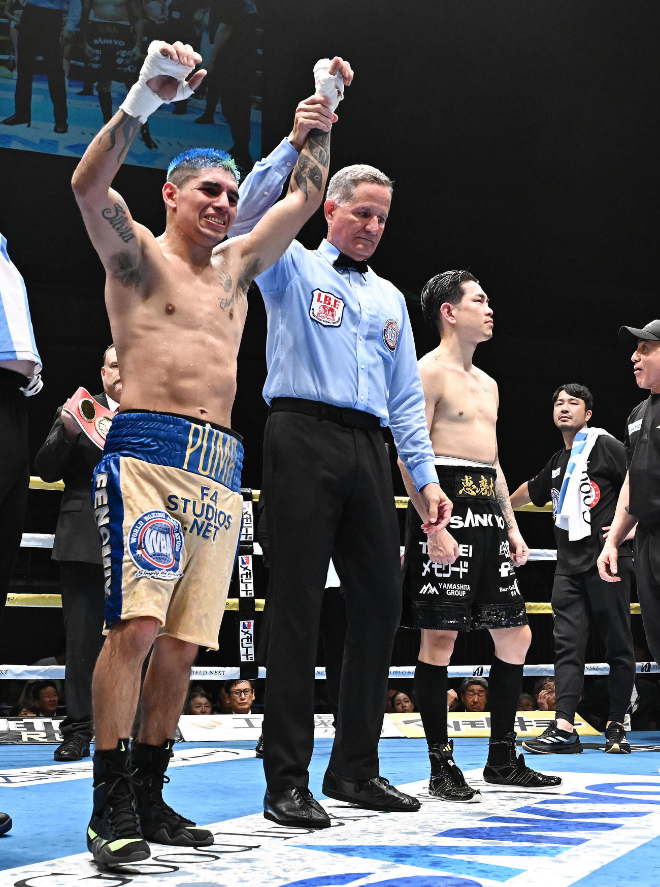 井岡一翔対フェルナンド・マルティネス　マルティネス（左）に判定負けを喫する井岡（撮影・滝沢徹郎）